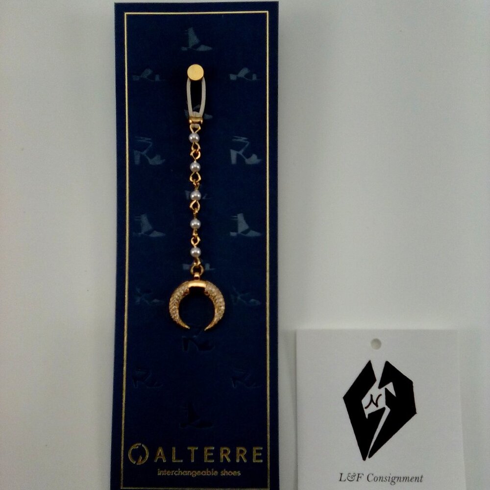 Alterre Gold Plated Horseshoe Shoe Charm .